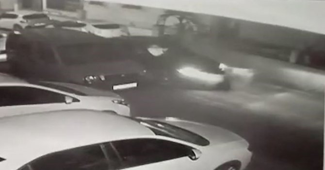 Alkollü sürücünün park halindeki araca çarptığı an kamerada