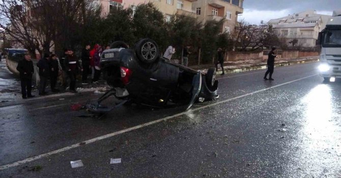 Otomobil karşı şeride geçip takla attı: 2 yaralı