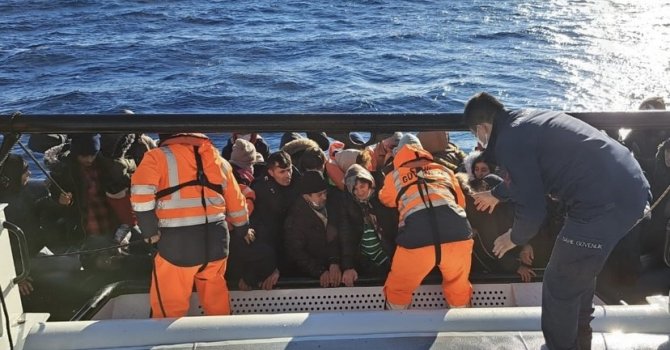 Yunan unsurlarınca ölüme terk edilen 42 kaçak göçmen kurtarıldı