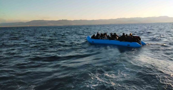 Ayvalık açıklarında 33 düzensiz göçmen yakalandı