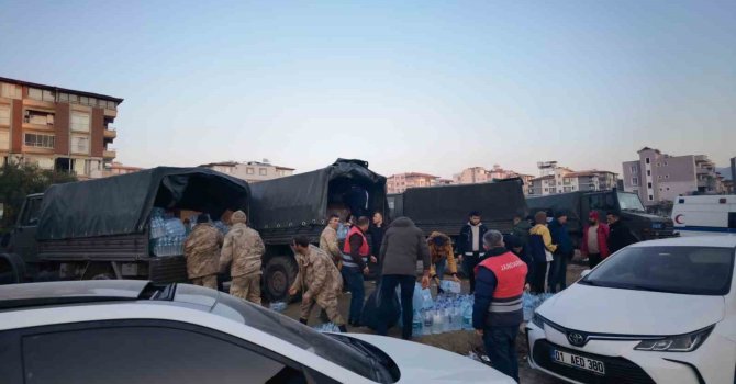 Hatay İl Jandarma Komutanlığı ekipleri depremzedelere erzak dağıtımı yaptı