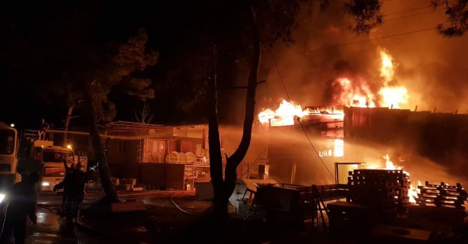 Antalya’da iki iş yerindeki yangın geceyi aydınlattı