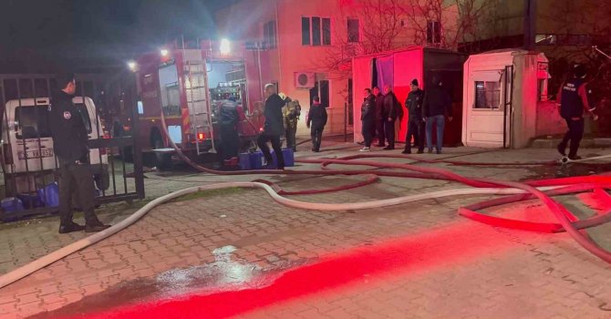 İzmir’de kauçuk fabrikasında korkutan yangın