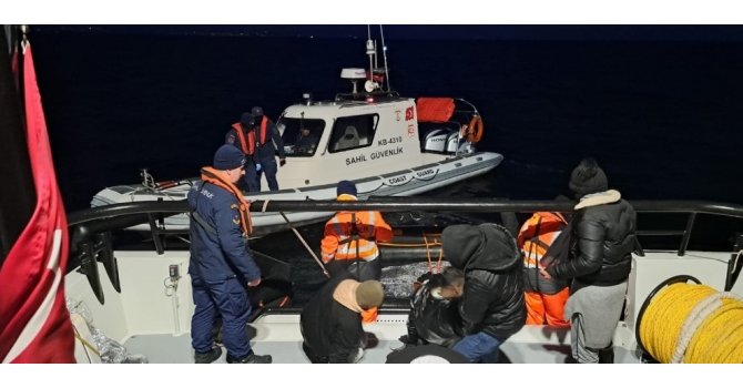 İzmir açıklarında 45 düzensiz göçmen kurtarıldı