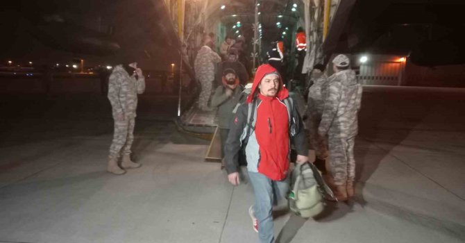 Adana’daki deprem bölgesinde çalışmalara katılan 60 kişilik askeri ve sivil ekip Türk Silahlı Kuvvetleri’ne ait uçakla İstanbul’a getirildi