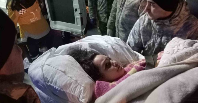 Adana’daki yaralı 49 depremzede ve 25 refakatçi Türk Silahlı Kuvvetleri’ne ait uçakla İstanbul’a getirildi