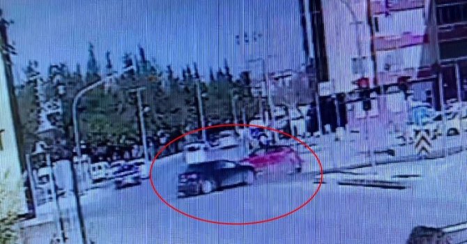 Kırmızı ışık ihlalinin kazayla sonuçlandığı anlar kamerada: 2 yaralı