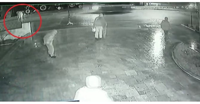 Cami çıkışı minibüs çarptı: Kaza anı kamerada