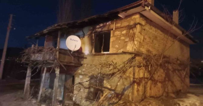 Alevlerin arasında kalan yaşlı adam hayatını kaybetti
