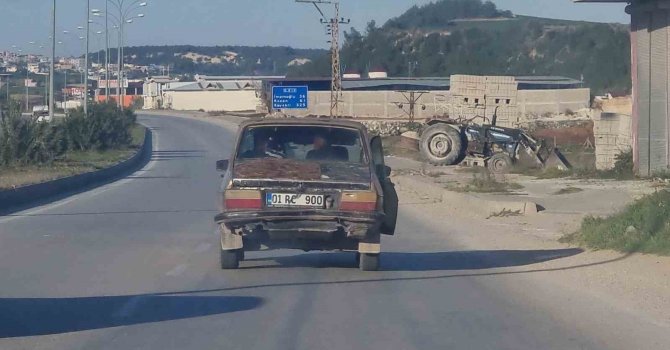 Kapısı açık halde seyreden eski otomobilin trafikte tehlikeli yolculuğu