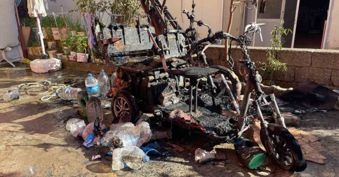 Gazipaşa’da yanan elektrikli motosikletler küle döndü