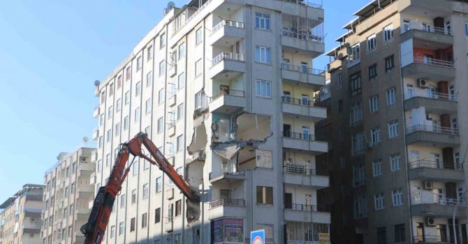 Depremde hasar gören ve çökme tehlikesi geçiren Altınkaya apartmanı yıkılıyor