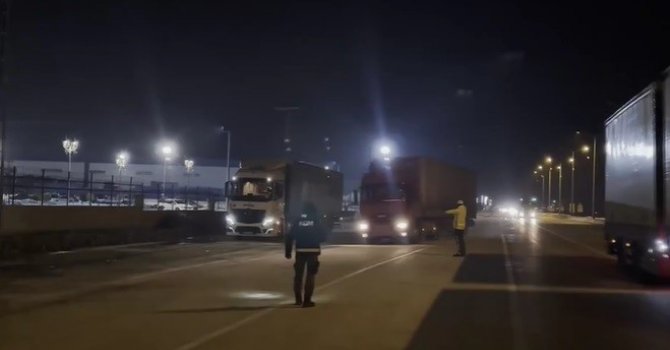 Yardım araçlarının arasına karışan tırdan 7 buçuk milyonluk kaçak sigara ele geçirildi