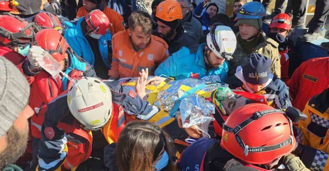 198 saat sonra enkaz altından çıktı, su ve et yemeği istedi