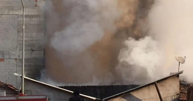 Fırın küreği imalathanesi yangında küle döndü