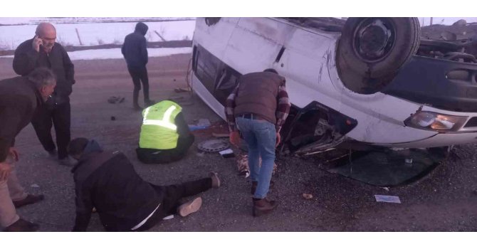 Taklalar atan minibüsteki 6 kişi yaralandı