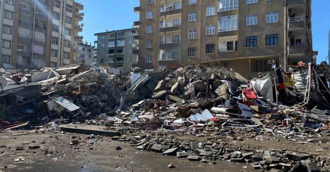 Çökme tehlikesi olan apartman yıkıldı