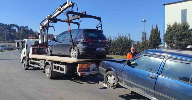 İki otomobil Potbaşı kavşağında çarpıştı