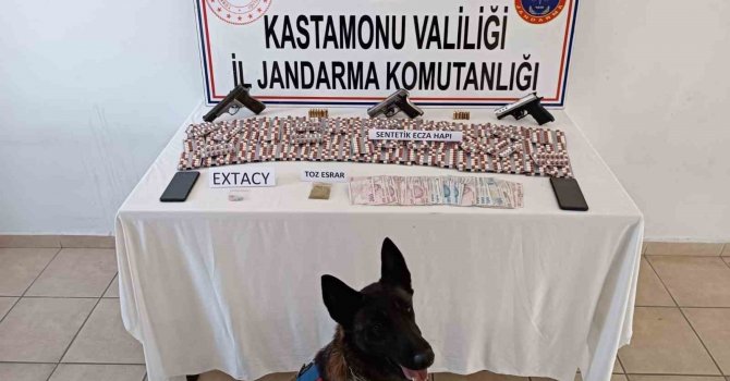 İstanbul’dan Kastamonu’ya uyuşturucu getiren iki şüpheli yakalandı