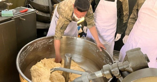 Mehmetçik, depremzedeler için ekmek üretimine devam ediyor