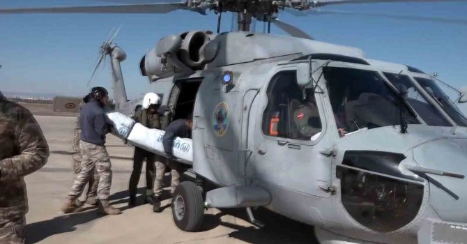 Mehmetçik deprem bölgesine yardım malzemesi ulaştırmayı sürdürüyor