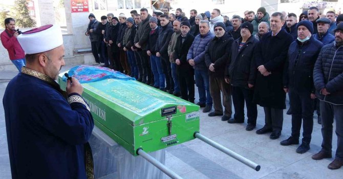 Depremde hayatını kaybeden öğretmen son yolculuğuna uğurlandı