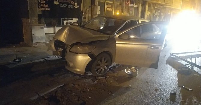 Kontrolden çıkan otomobil çöp konteynerine çarptı; 1 yaralı