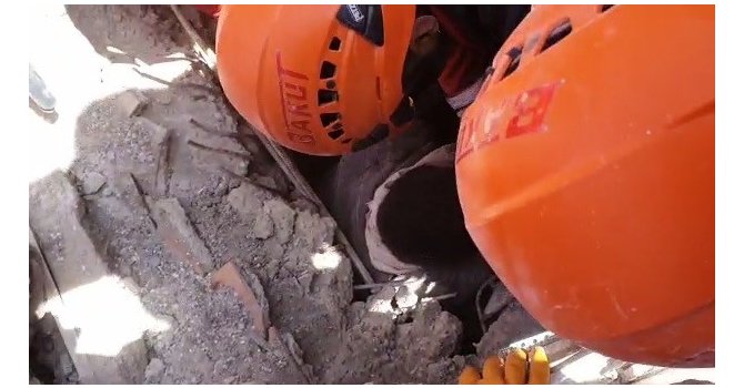 203 saat sonra 7 katlı bina enkazının en dibinden sağ çıktılar