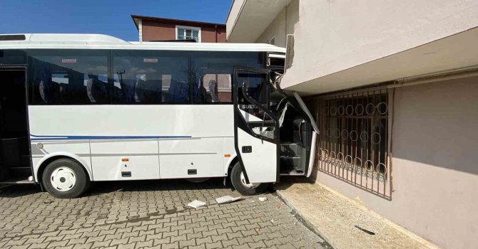 Turistleri taşıyan tur otobüsü kazadan sonra bina duvarına çarptı
