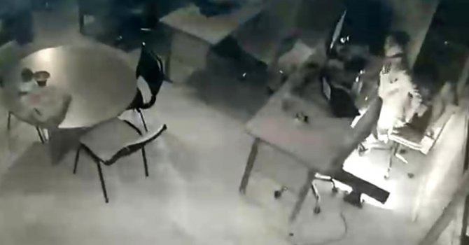 Muhabirin depreme yakalanma anı kamerada