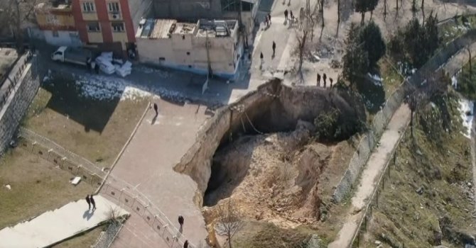 Gaziantep’te deprem sonrası dev obruk oluştu
