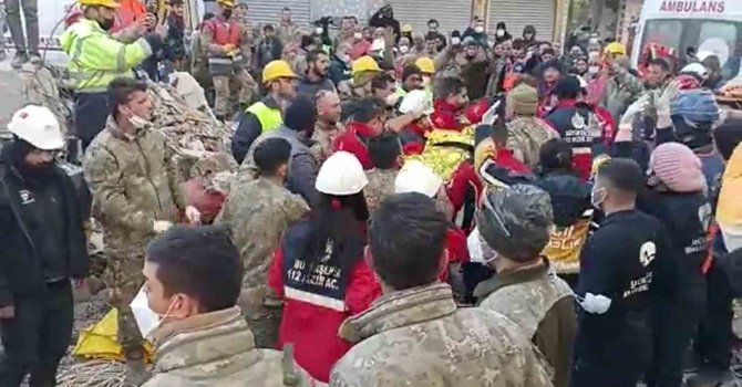 28’inci Mekanize Piyade Tümen Komutanlığı Hatay’da bir genci sağ olarak kurtardı