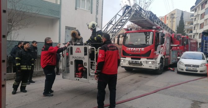 Yangında mahsur kalan özel birey itfaiye ekipleri tarafından kurtarıldı