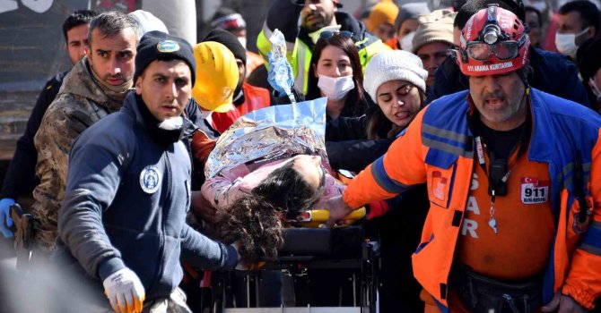 Mersin itfaiyesi 202’nci saatte Emine Akgül’ü kurtardı