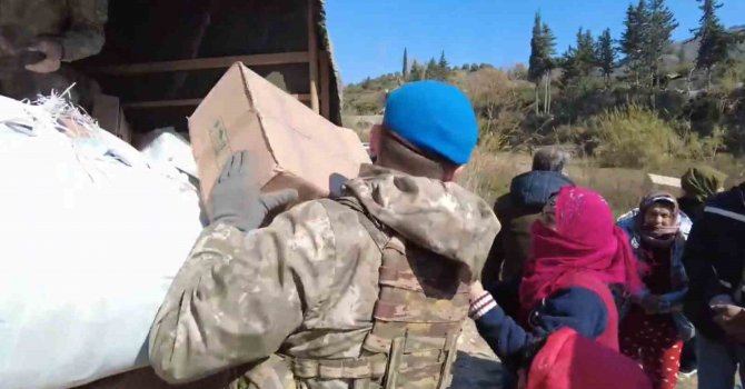 Mehmetçik yardımları vatandaşlara ulaştırmaya devam ediyor