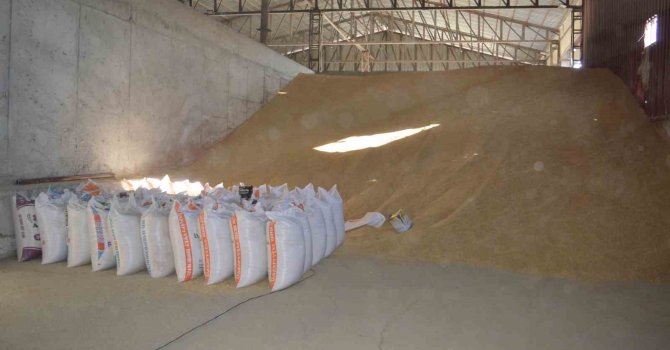 Siirt’ten deprem bölgesinde 2 tır yem gönderildi