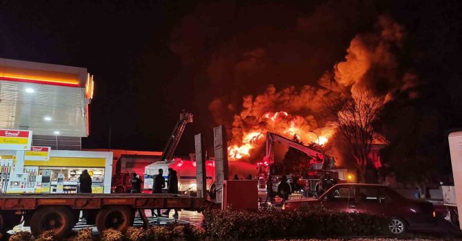 İzmir’de lastik bayisindeki yangına müdahale sürüyor