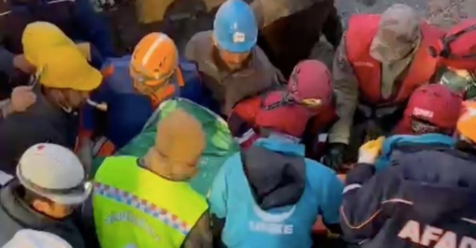 9 yaşındaki Yücel, 205 saat sonra enkazdan sağ çıkartıldı