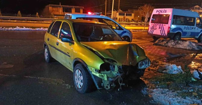 Otomobil aydınlatma direğine çarptı: 1 yaralı