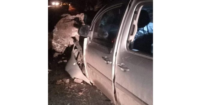 Yamaçtan kopan dev kaya otomobilin üzerine düştü: 2 yaralı