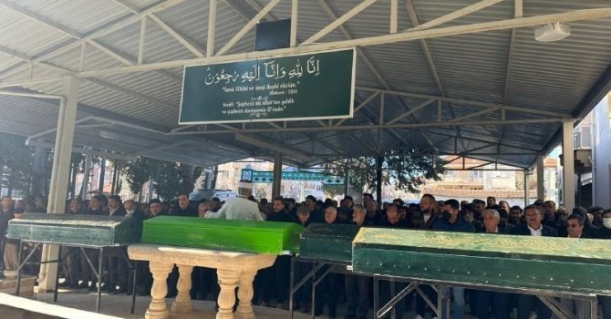 Depremde enkaz altında kalan anne ve 3 çocuğu Burdur’da toprağa verildi