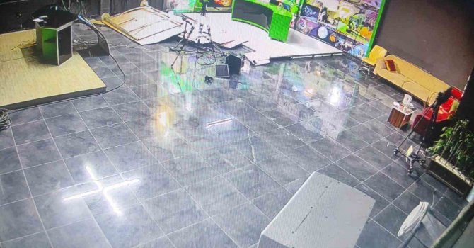 Stüdyoda deprem anı kamerada