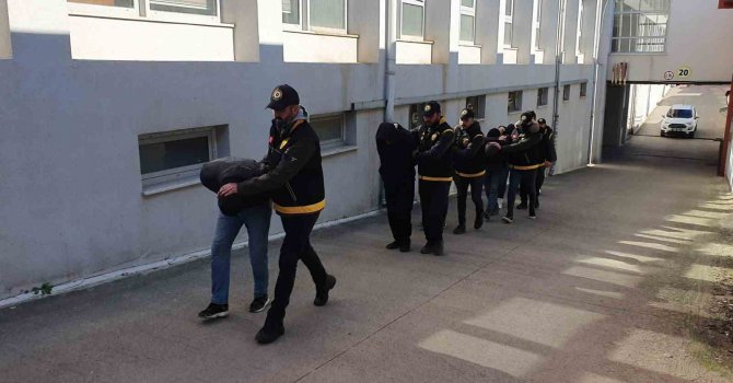 Depremzedelerin eşyalarını çalan 7 kişi yakalandı