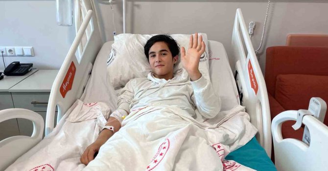 Enkazdan çıkarıldı, ailesi hayatını kaybetti