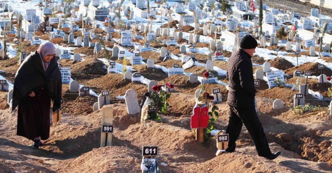 Depremde ölenlerin mezarlığında yürek yakan manzaralar