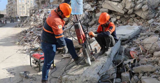 İskenderun’da enkazlardan deliller toplanıyor