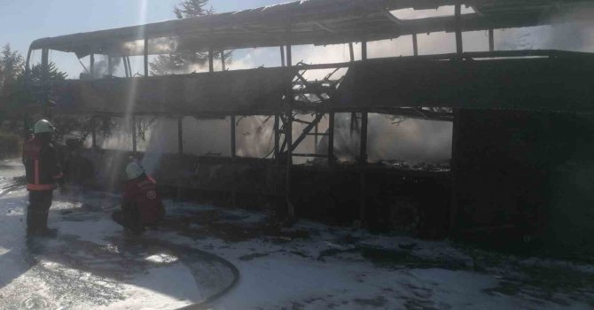Otoyolda park halindeki yolcu otobüsü yandı