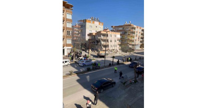 Dörtyol ve Payas’ta enkaz kaldırma ve hasarlı bina yıkım çalışması başlatıldı