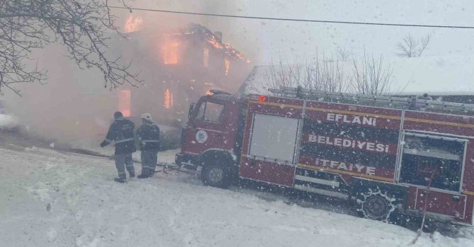 İki katlı ev alevlere teslim oldu