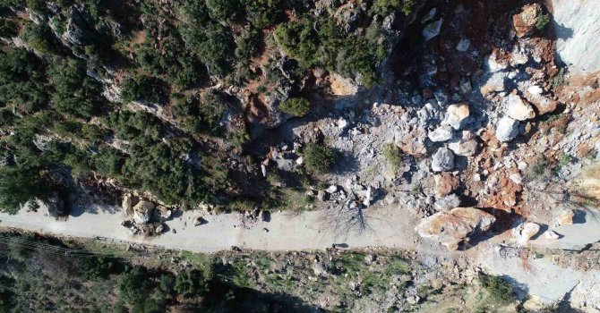 Devasa kayalar köyün üzerine yuvarlandı, dehşeti yaşadılar